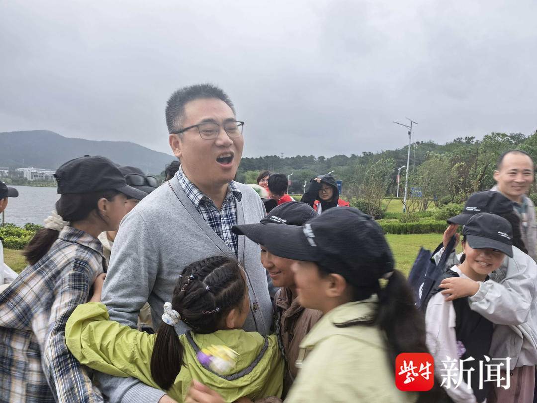 “叔叔是江苏的<strong></p>
<p>omg币价格</strong>，将来一定带你们去看看！”镇江警官不忘承诺，四次组织近百名藏区学子来苏研学