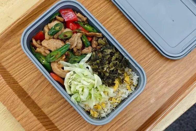 国铁成都局推出17元高铁盒饭：门店现炒<strong></p>
<p>信币</strong>，送餐到座