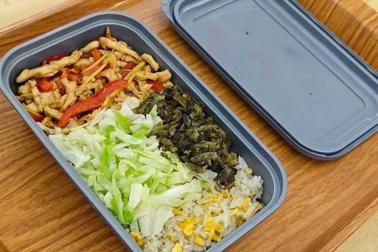 国铁成都局推出17元高铁盒饭：门店现炒<strong></p>
<p>信币</strong>，送餐到座