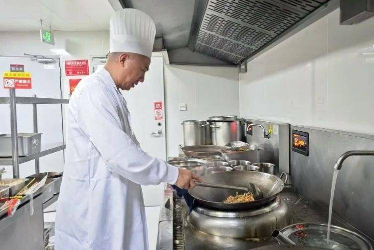 国铁成都局推出17元高铁盒饭：门店现炒<strong></p>
<p>信币</strong>，送餐到座