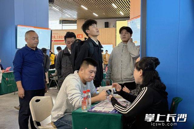 700余名退役军人及军属长沙求职<strong></p>
<p>破币兑换标准</strong>，165人达成意向