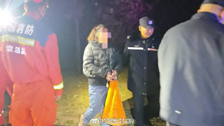 北京门头沟区一对夫妻登山观赏红叶，妻子在下山途中迷路失联