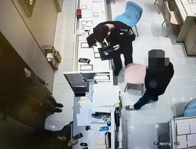 股市套现170万元后<strong></p>
<p>汇币换算</strong>，杭州男子豪购300克金条！老板当场报警……