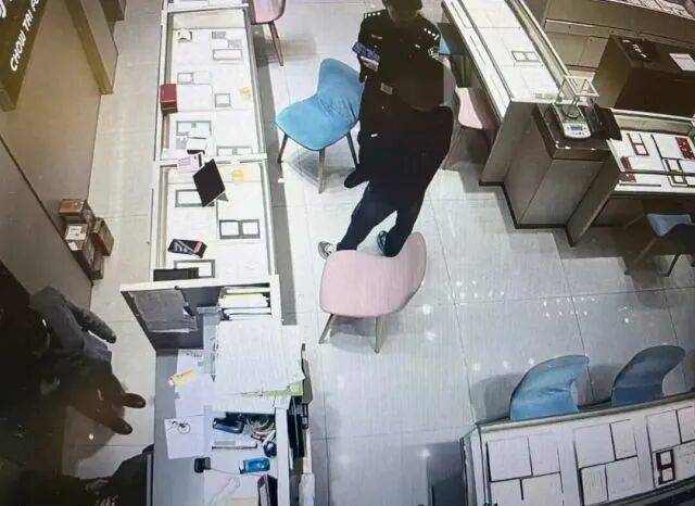 股市套现170万元后<strong></p>
<p>汇币换算</strong>，杭州男子豪购300克金条！老板当场报警……
