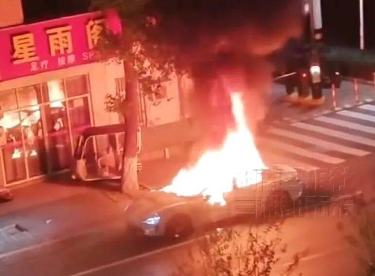 小米SU7常州再起火！车主称“锂电池未及时取出”