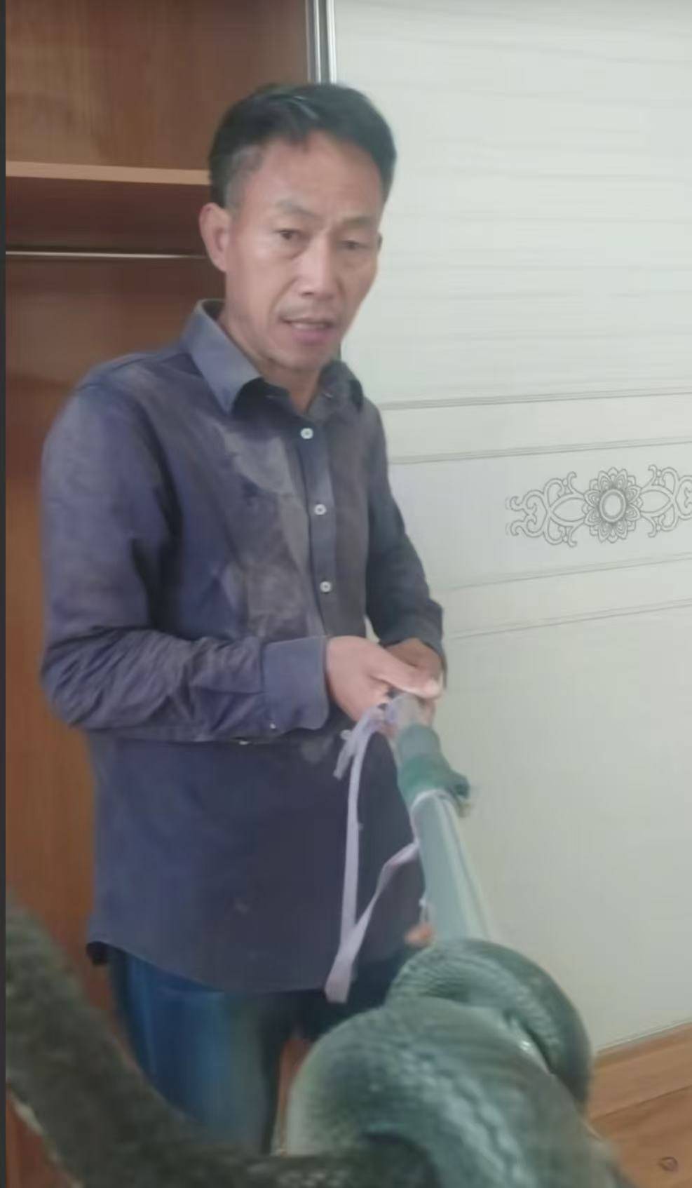 “蛇被我甩开了<strong></p>
<p>抢币挂</strong>,没完全注射毒液”,湖南直播抓蛇被咬伤网红被警方拘留后发声道歉