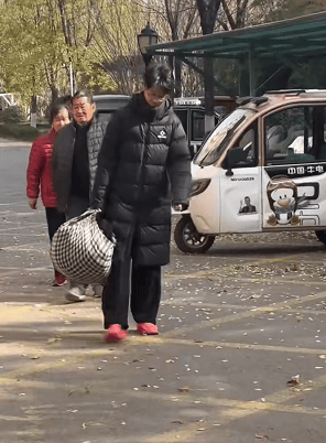 担心烧煤取暖不安全<strong></p>
<p>z币</strong>,山东济宁17岁男孩偷偷接爷爷奶奶进城,父亲点赞:比我做得强