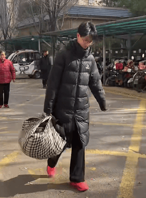 担心烧煤取暖不安全<strong></p>
<p>z币</strong>,山东济宁17岁男孩偷偷接爷爷奶奶进城,父亲点赞:比我做得强