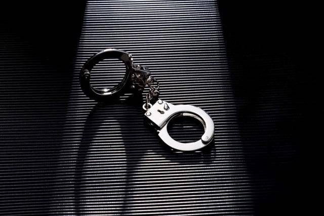 17岁女孩被继父强奸时不敢反抗<strong></p>
<p>全球有多少种币</strong>,曾目睹其家暴生母 法院:继父构成强奸罪