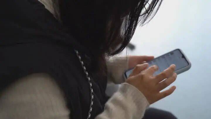 扬州一女子刷短视频惹祸：偷偷去银行取了6万现金<strong></p>
<p>合众币</strong>，结果……