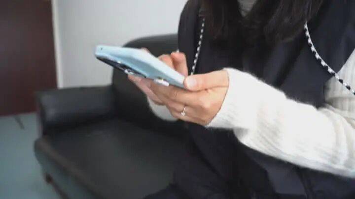 扬州一女子刷短视频惹祸：偷偷去银行取了6万现金<strong></p>
<p>合众币</strong>，结果……