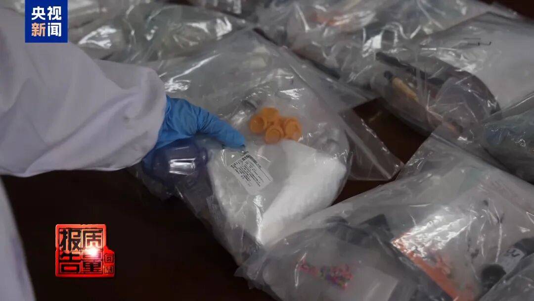 快扔掉！甲醛含量高出上限一倍多<strong></p>
<p>合众币</strong>，戴防毒面具也不行！