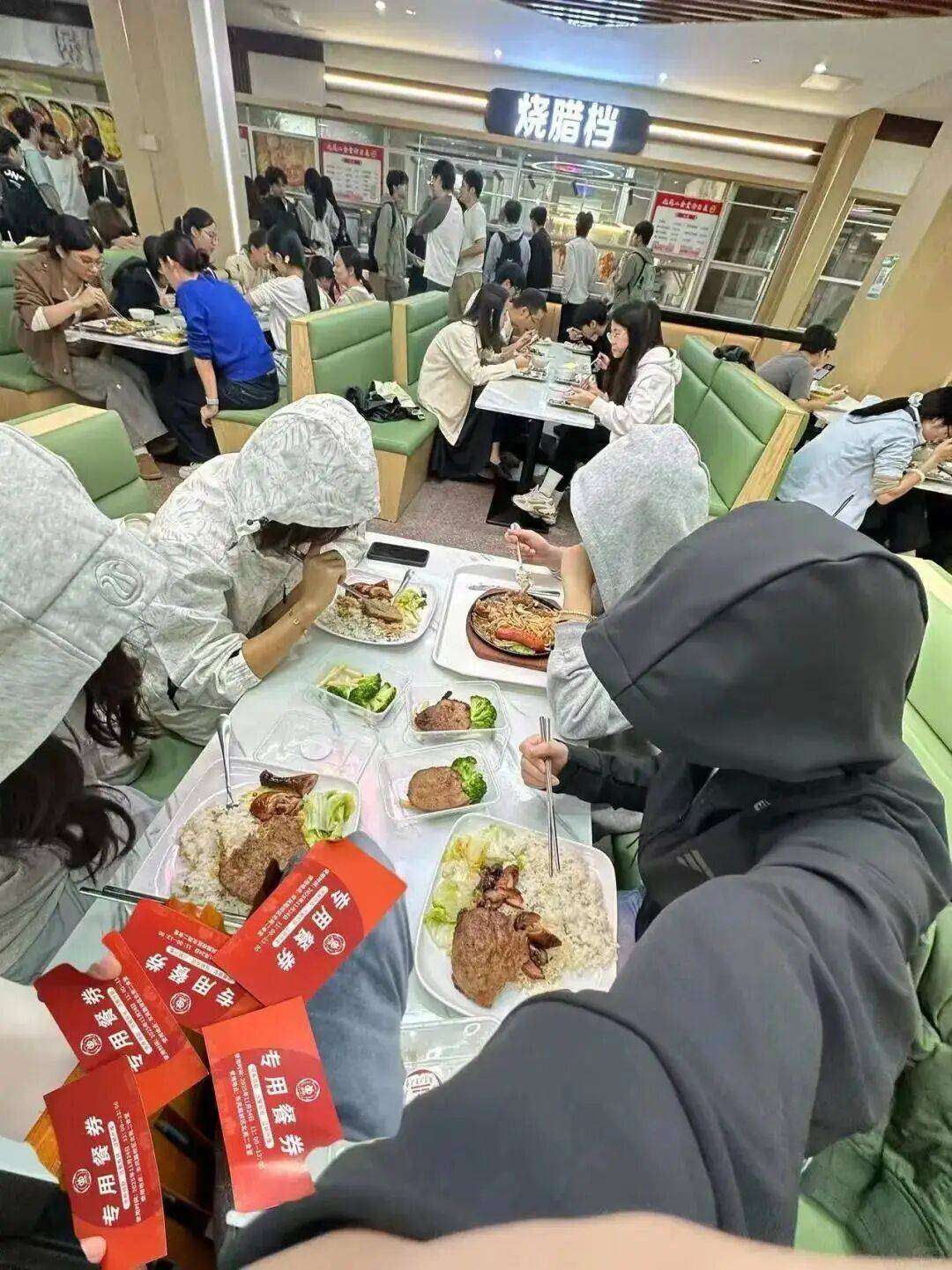 广东工业大学请6万师生吃牛扒<strong></p>
<p>w币</strong>，校方回应：因近期学校喜事很多
