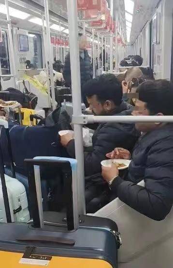 极目锐评∣满车厢咖喱味！多名外籍乘客在车厢内吃馅饼<strong></p>
<p>吉祥如意币</strong>，规则面前哪有特殊？