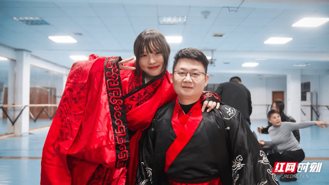 汶川地震被救起的女孩<strong></p>
<p>绿洲币</strong>，17年后和救她的军人结婚了