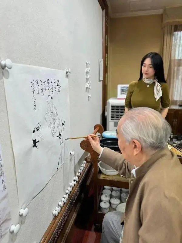 “失联风波”过后<strong></p>
<p>疯狂兔子币</strong>，87岁画家范曾首次公开露面，发文称喜获独子、迁入新居，与女儿继子断绝关系