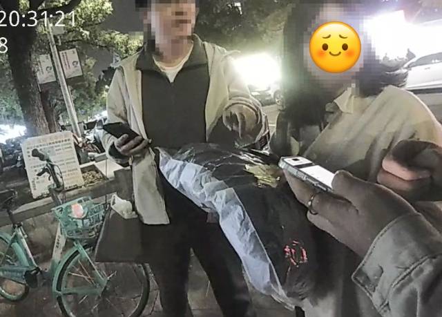 机智！快递在家门口被偷<strong></p>
<p>37币</strong>，她用一招抓到了人还拿回了东西