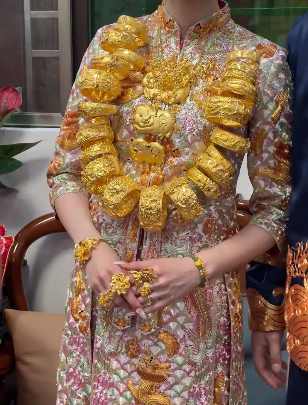 潮汕老板卖0.1克黄金<strong></p>
<p>37币</strong>，今年已进账62亿