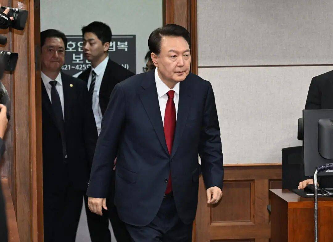 尹锡悦涉嫌妨碍逮捕案明年1月16日一审宣判，多项罪名缠身