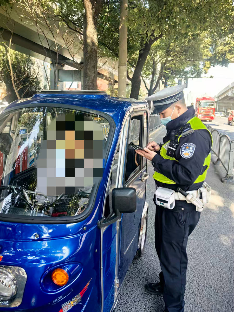 残疾车不得载人<strong></p>
<p>鑫坤币</strong>，“老头乐”不得上路：上海正在严查相关交通违法行为