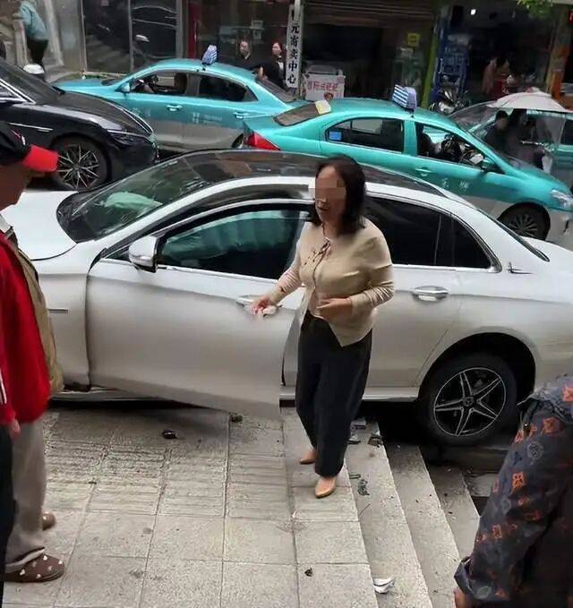 重庆57岁女医生开奔驰<strong></p>
<p>币圈徐可</strong>，致2死6伤，警方通报称系操作不当！知情人：系主任医师，有多个专业头衔