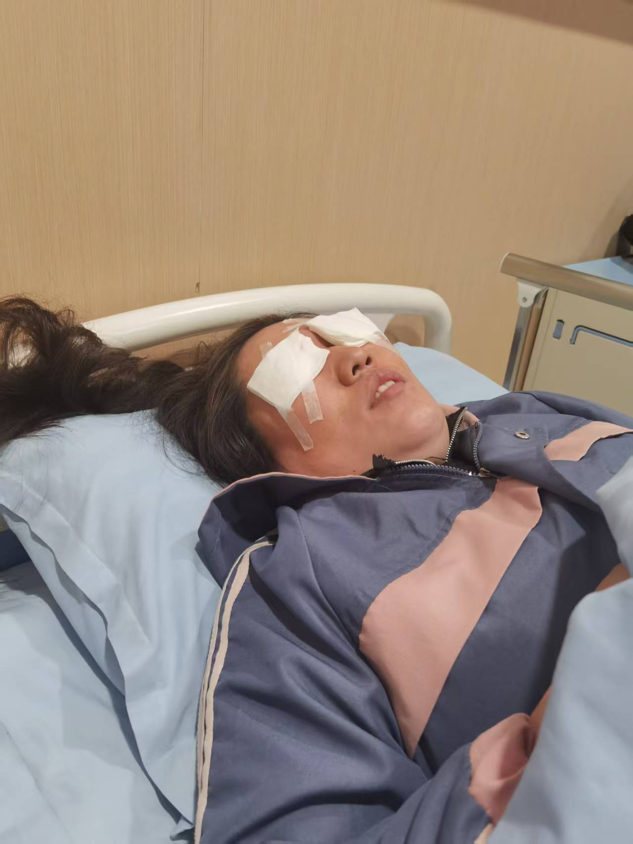 先植入晶体又取出<strong></p>
<p>一猫币</strong>，江苏南通江河泽明眼科医院评估失误致女子两次手术，术后出现多项后遗症