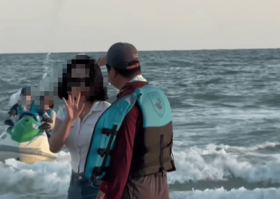90万粉丝女博主称在广西北海银滩拒乘快艇<strong></p>
<p>芙蓉币网</strong>，遭两男子堵在涨潮海边：见我举手机拍摄，他们恼羞成怒勒令我删掉！景区: 已关注，正在处理