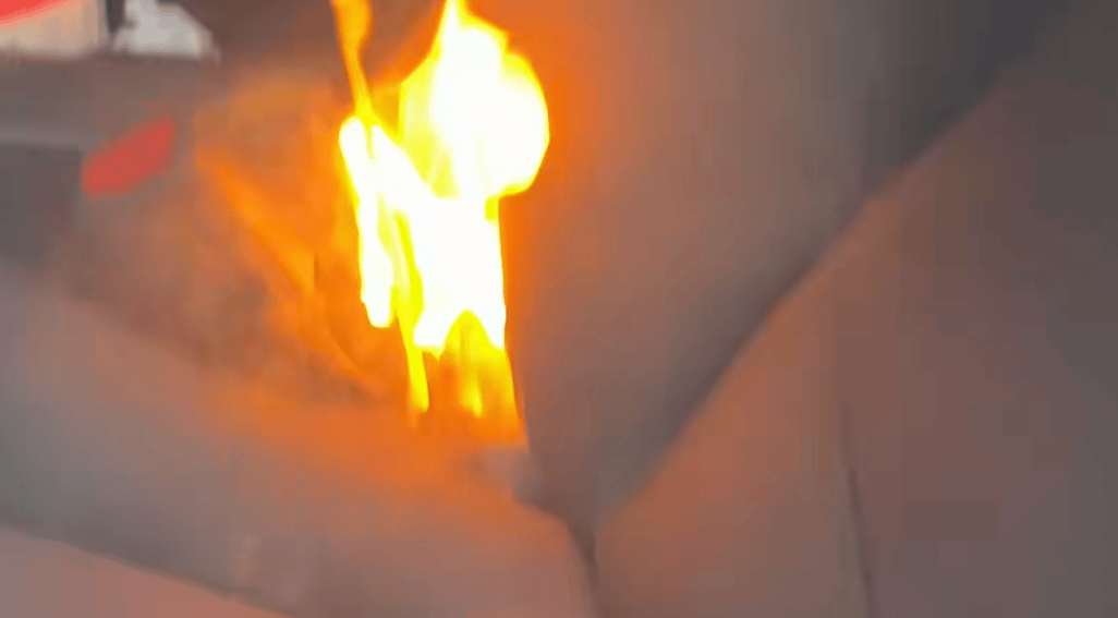 “我屁股底下冒火！”女子驾车时座椅下突然蹿出火苗<strong></p>
<p>芙蓉币网</strong>，蹿至腰部以上位置……上海消防揪出元凶